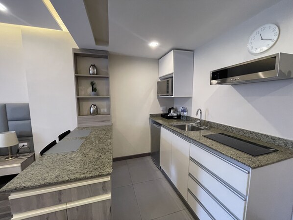 Mikrowelle, Wasserkocher, Kochgeschirr/Geschirr/Besteck, Kücheninsel