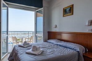 Superior Double or Twin Room | Peti besi dalam bilik, langsir/tirai gelap terus, Wi-fi percuma 