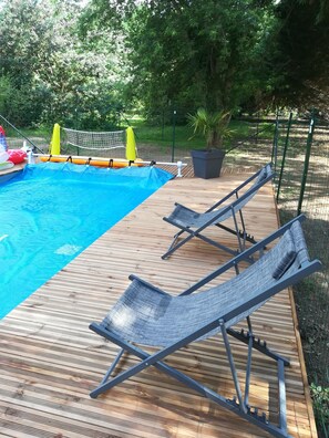 Una piscina al aire libre, una piscina climatizada