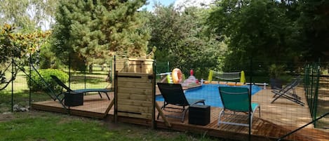 Una piscina al aire libre, una piscina climatizada