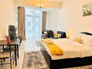 각각 다른 스타일의 인테리어, 각각 다르게 가구 비치, 다리미/다리미판, 침대 시트