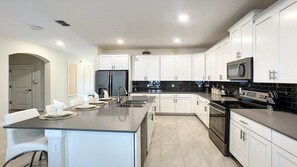 Réfrigérateur, four à micro-ondes, un four, surface de cuisson