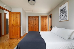 1 habitación, tabla de planchar con plancha, internet y ropa de cama