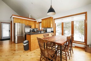 Fridge, microwave, oven, stovetop - Le Loup - Rustic luxury cottage in North Hatley (North Hatley)