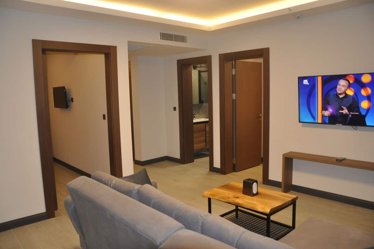 Grand Suite | Ruang tamu | 42 inci televisyen LCD dengan satelit, TV