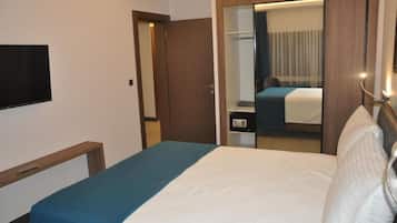 1 habitación, caja de seguridad en la habitación y escritorio