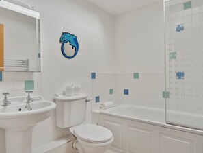 Douche, sèche-cheveux, serviettes fournies