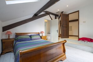 3 bedrooms, iron/ironing board, bed sheets