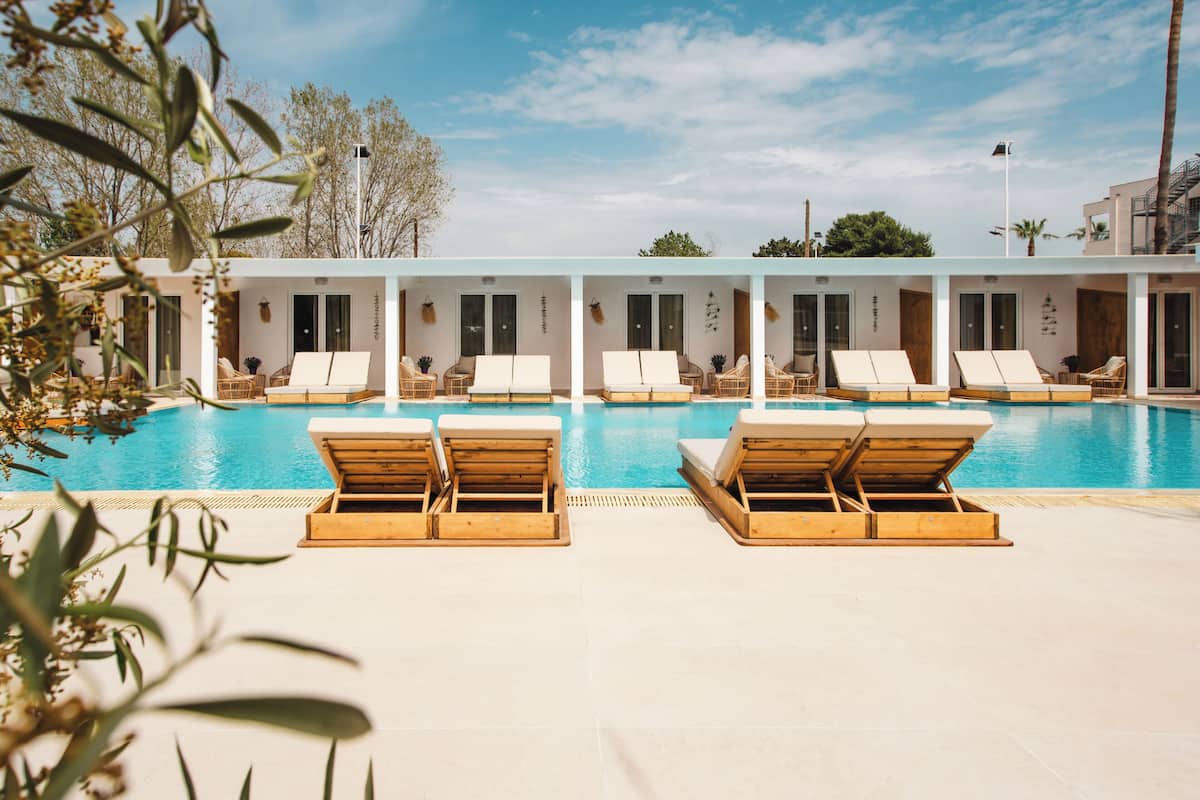 Standard Swim Up Room