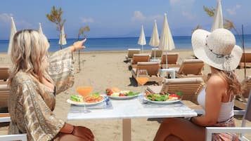 Spiaggia privata, lettini da mare, ombrelloni