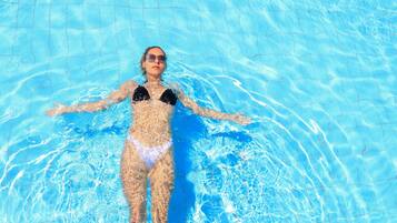 Una piscina al aire libre de temporada