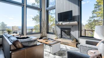 Älytelevisio, takka, työhuone