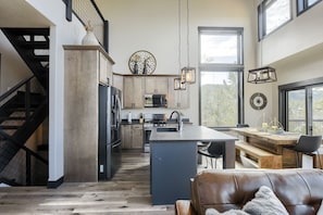 Réfrigérateur, four à micro-ondes, un four, surface de cuisson