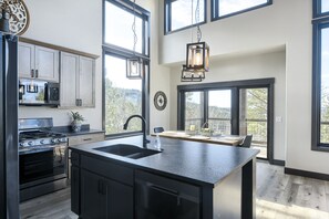 Jääkaappi, mikroaaltouuni, uuni, liesi