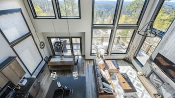 Älytelevisio, takka, työhuone