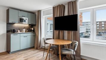 Suite, rollstuhlgeeignete Dusche | Eigene Küche | Kühlschrank, Espressomaschine, Wasserkocher, Esstisch