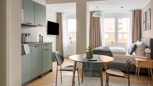 A modern apartment with a kitchen, dining area, and living room. - Limehome Salzgitter A.-Schweitzer-Str. (Salzgitter)