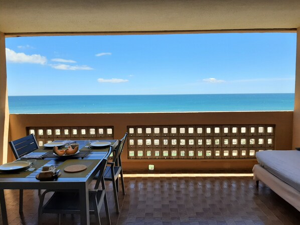 Outdoor dining - Les Argonautes pool and sea side (Le Barcarès)