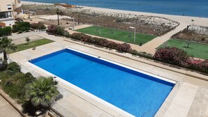 Ein Pool mit Blick auf Strand und Meer.