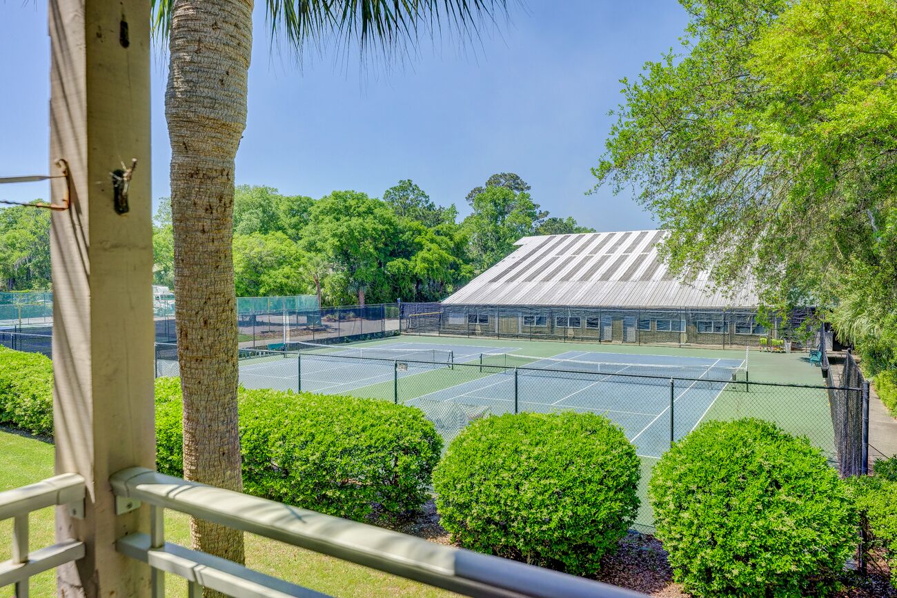 2 Bedroom Courtside Villa, 2 Pools, Free Tennis, Free Bikes. Walk to Beach.