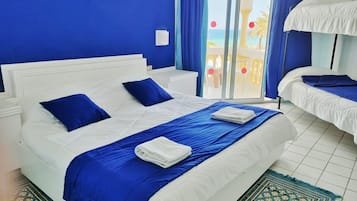 Habitación triple básica | Minibar, cunas, wifi gratis y ropa de cama