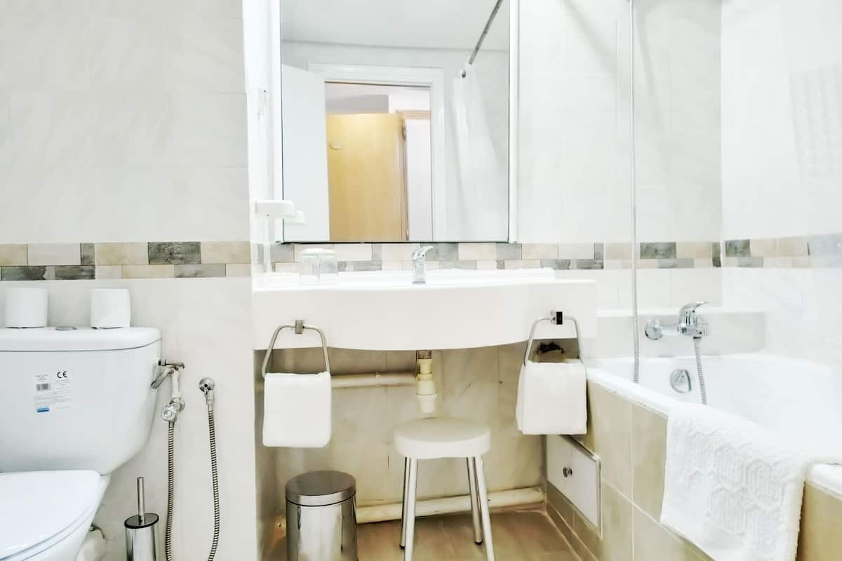 combined shower/bathtub, rainfall showerhead, free toiletries