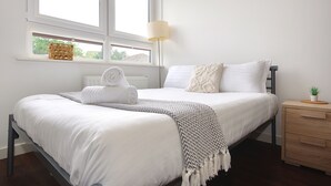 1 bedroom, travel crib, WiFi, bed sheets - (189OC-10) Cozy Studio Near Beach & Town Centre  (Bournemouth)