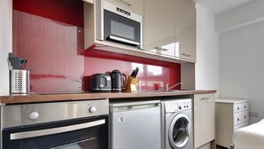 Private kitchen - (189OC-10) Cozy Studio Near Beach & Town Centre  (Bournemouth)