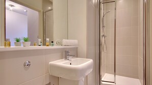 Shower, towels - (189OC-10) Cozy Studio Near Beach & Town Centre  (Bournemouth)
