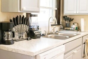 Fridge, microwave, oven, stovetop - Perfect Historic Cincinnati Getaway Near Downtown! (Cincinnati)