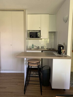 Frigorifero, microonde, piano cottura, macchina per tè/caffè