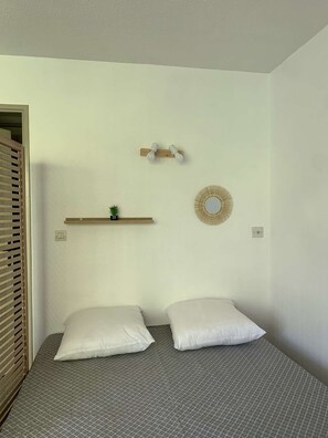 1 Schlafzimmer, Schreibtisch, Bügeleisen/Bügelbrett, Reisekinderbett