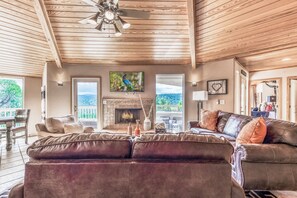 Smart TV, fireplace - Mesa Verde, Hot Tub, Pedestal Octagon Home / Mountain Views (Ruidoso)