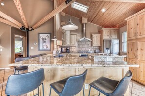 Fridge, microwave, oven, stovetop - Mesa Verde, Hot Tub, Pedestal Octagon Home / Mountain Views (Ruidoso)