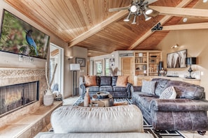 Smart TV, fireplace