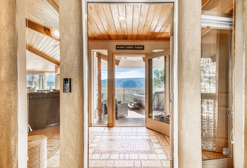 Mesa Verde, Hot Tub, Pedestal Octagon Home / Mountain Views