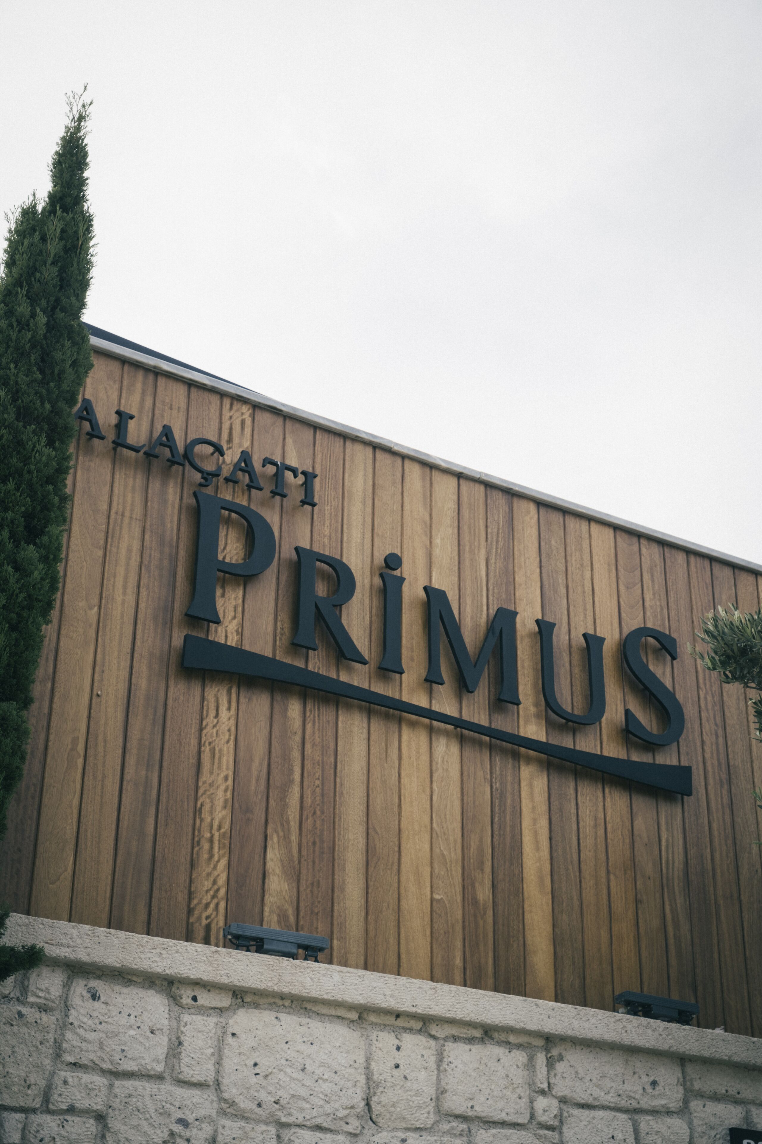A wooden facade with the name 'ALAGATI PRIMUS' prominently displayed.