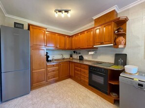 Wasserkocher mit Kaffee-/Teezubehör, Kühlschrank, Mikrowelle, Ofen