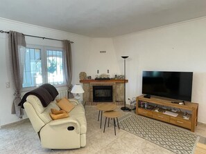 TV, fireplace, stereo