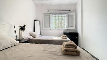 4 slaapkamers, een bureau, een strijkplank/strijkijzer, reisbedje