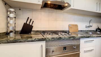 Een koelkast, een microgolfoven, een oven, een vaatwasser