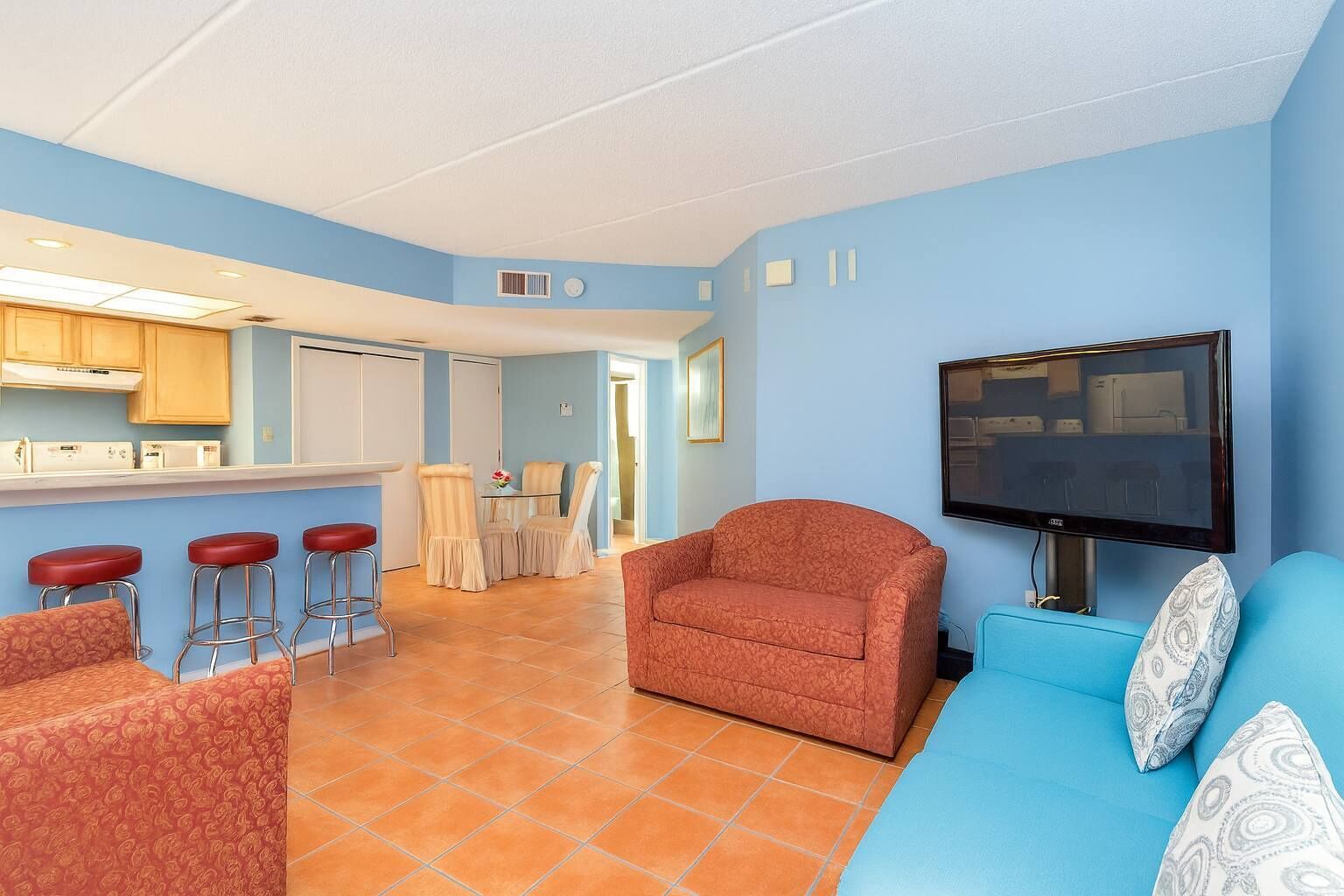 Apartment, 1 King-Bett und Schlafsofa, Terrasse, Stadtblick | Wohnbereich | Fernseher