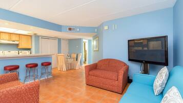 Apartment, 1 King-Bett und Schlafsofa, Terrasse, Stadtblick | Wohnbereich | Fernseher
