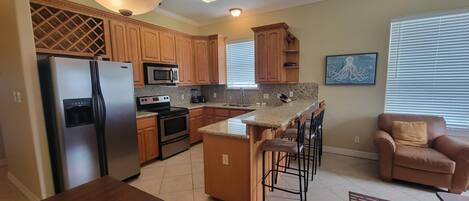 Condo, varias camas, alberca privada, vista a la alberca | Cocina privada | Refrigerador, microondas, horno y parrilla de estufa