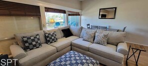 Departamento, varias camas, patio, vista al jardín | Área de sala de estar | Televisión 