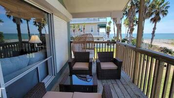 Apartment, Multiple Beds, Patio, Garden View | Property grounds