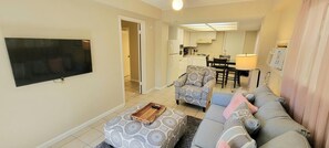 콘도, 침대(여러 개), 파티오, 정원 전망 | 내부