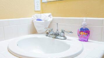 House, Multiple Beds, Patio, Garden View | Bathroom