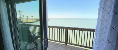 Condo, varias camas, balcón, vista al océano | Interior