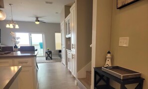 Apartment, Mehrere Betten, Balkon, Meerblick | Innenbereich